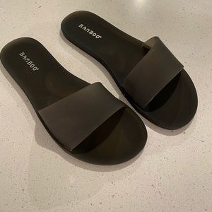 ⭐️2/$20⭐️ Bamboo Black Rubber Slide, Size 8
